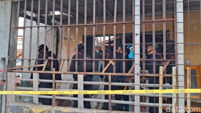 Tim Gegana Polda Jabar melakukan olah TKP ledakan di Purwakarta
