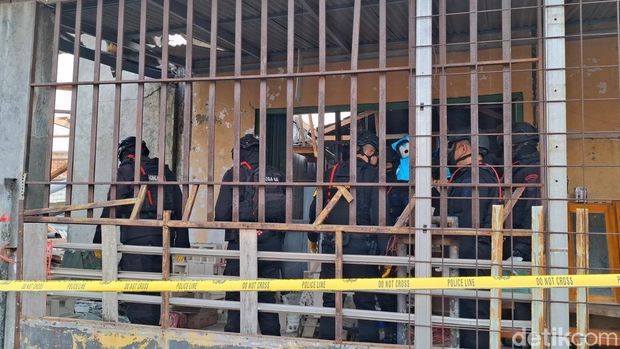 Tim Gegana Polda Jabar melakukan olah TKP ledakan di Purwakarta
