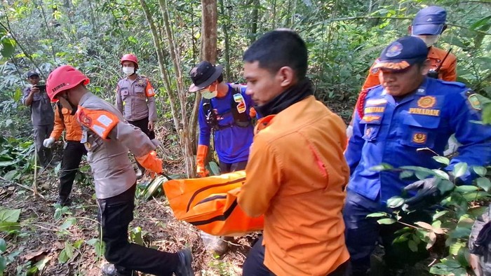 Tim SAR Gabungan evakuasi jasad ASN KBB yang tewas di hutan Subang.