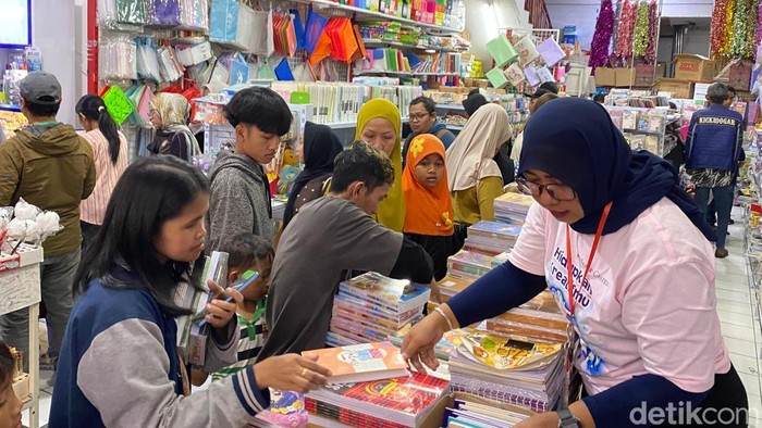 Toko ATK Dian Ilmu diserbu para ortu dan anaknya