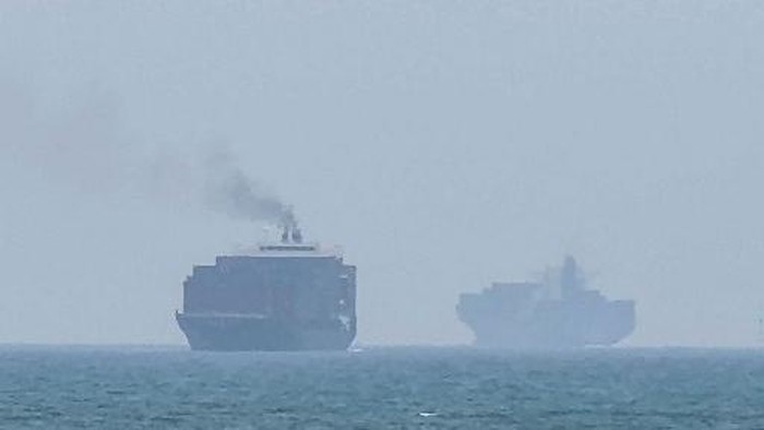 Kapal-kapal kargo berlabuh di dekat Selat Hormuz, tepatnya di lepas pantai Uni Emirat Arab, menyusul pengumuman Iran soal penutupan jalur perairan vital tersebut (AFP) 