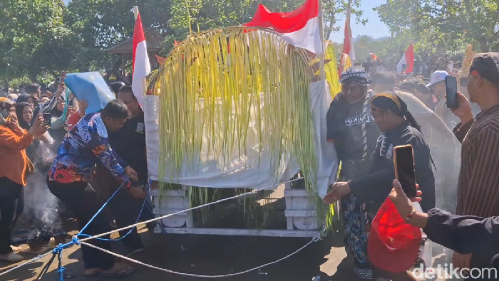 Upacara Adat Larung Sembonyo di Pantai Sidem Tulungagung