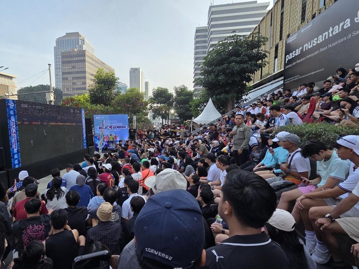 Warga nobar pertandingan piala dunia di CFD Sudirman-Thamrin pagi ini (Taufiq/detikcom)