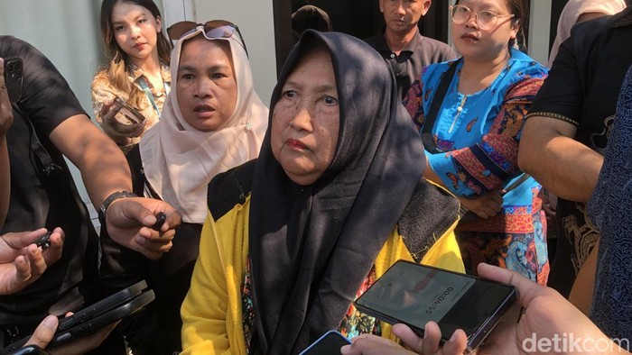 Lanjarsari (jaket kuning) didampingi Ketua Tim Hukum PBKH UAJY Hengky Widhi Antoro (kanan) di kantor PBKH Atma Jaya Jogja, Senin (13/7).