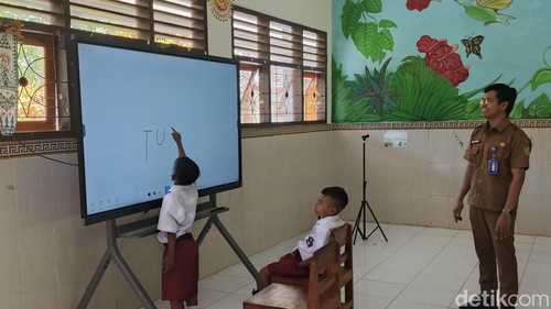 Aktifitas siswa di SDN 5 Pohsanten yang berlalamat di Banjar Pasatan, Desa Pohsanten, Kecamatan Melaya, Kabupaten Jembrana, Senin (13/7/2036). (I Putu Adi Budiastrawan/detikBali).