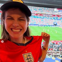 Aktris Terseksi Alexandra Daddario Nonton Piala Dunia, Sempat Diusir Petugas