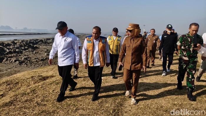Anggota DPR RI Bambang Haryo dan Wabup Sidoarjo Mimik Idayana cek tanggul Lumpur Lapindo