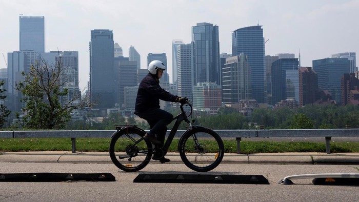 Forest fire smoke blankets the city prompting a yellow warning air quality alert in Calgary, Alberta, Canada June 30, 2026.  REUTERS/Todd Korol
