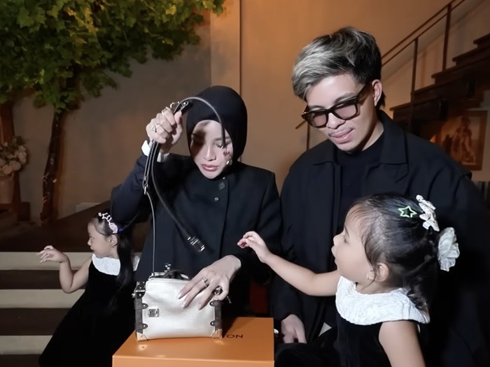 Aurel Hermansyah dapat tas 3 di hari ulang tahun