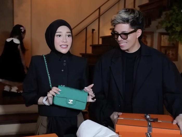 Aurel Hermansyah Aurel Hermansyah dapat tas 3 di hari ulang tahun