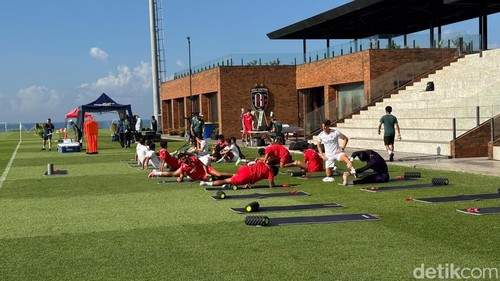 Pemain Timnas Indonesia saat menjalani latihan di Bali United Training Center, Pantai Purnama, Gianyar. /Dok. Krisna Pradipta