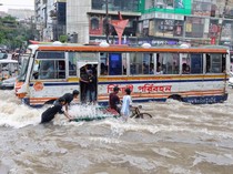 Banjir Rendam Jalanan Dhaka, Warga Terobos Genangan Demi Beraktivitas