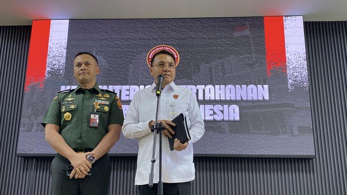 Jubir Satgas PKH Barita Simanjuntak dan Karo Infohan Setjen Kemhan Brigjen TNI Rico Ricardo Sirait di gedung Kemenhan, Jalan Medan Merdeka Barat, Jakarta Pusat, Senin (13/7/2026).