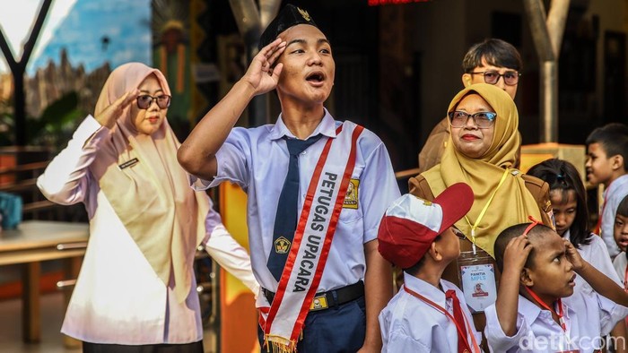 Suasana penuh kehangatan dan keceriaan mewarnai hari pertama Masa Pengenalan Lingkungan Sekolah (MPLS) di SLBN 9 Sunter Agung, Jakarta Utara, Senin (13/7/2026). Tawa dan senyum para siswa berkebutuhan khusus menjadi pemandangan yang mengharukan saat mereka memulai perjalanan pendidikan di tahun ajaran baru 2026/2027.