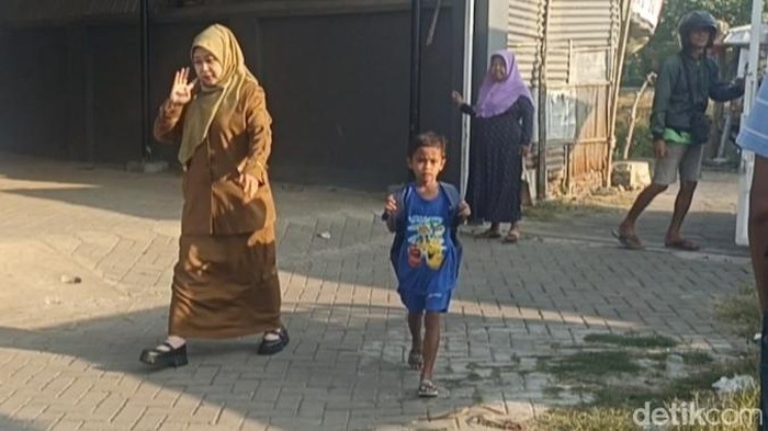 Bocah di Tulungagung datang ke sekolah pakai kaus