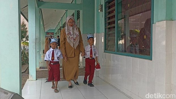 Bocah di Tulungagung datang ke sekolah pakai kaus Bocah di Tulungagung datang ke sekolah pakai kaus