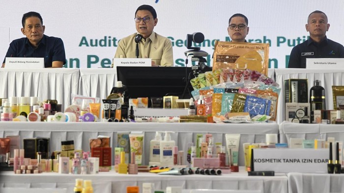 Petugas BPOM menata kosmetik ilegal untuk ditampilkan pada jumpa pers hasil intensifikasi pengawasan kosmetik di kantor BPOM, Jakarta, Senin (13/7/2026). Sepanjang enam bulan pertama 2026, BPOM berhasil mengungkap 9.042 tautan yang melakukan pelanggaran promosi dan penjualan kosmetik di platform digital secara ilegal, dengan nilai ekonomi temuan kosmetik yang tidak memenuhi ketentuan mencapai Rp35,8 miliar, meningkat 10 kali lipat dibandingkan periode yang sama tahun lalu. ANTARA FOTO/Muhammad Adimaja/foc.