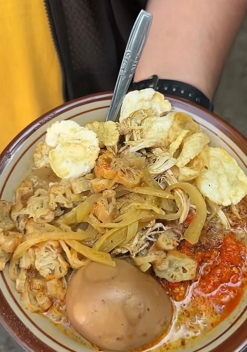 bubur unik kreasi bubur unik pakai kuah lontong sayur dan sop iga