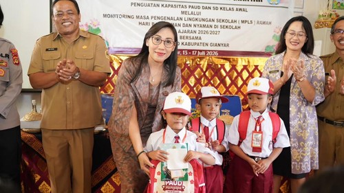 Bunda PAUD Gianyar, Ida Ayu Ketut Surya Adnyani, membagikan seragam gratis kepada siswa baru di hari pertama MPLS,  Senin (13/7/2026). (Dok. Pemkab Gianyar)