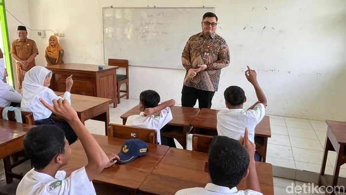 Bupati Kediri Hanindhito Himawan Pramana saat kunjungan di SMP Negeri 2 Ngasem