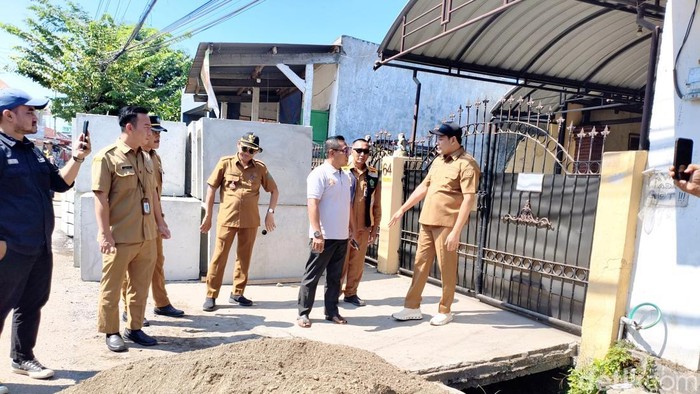 Bupati Subandi sidak proyek Jalan Raya Bluru Kidul Sidoarjo