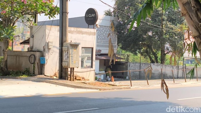Cafe deClan di Jalan Tole Iskandar, Kota Depok, Jawa Barat, tutup. Tutupnya cafe tersebut pun viral di media sosial (medsos). (Dok detikcom).
