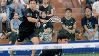 Bapak tiga anak itu menyadari kesalahannya hingga terkena bola padel saat bertanding. Desta memperlihatkan sikap seharusnya saat teman satu tim mengontrol bola, dirinya tidak perlu menengok ke belakang. Foto: Instagram @desta80s