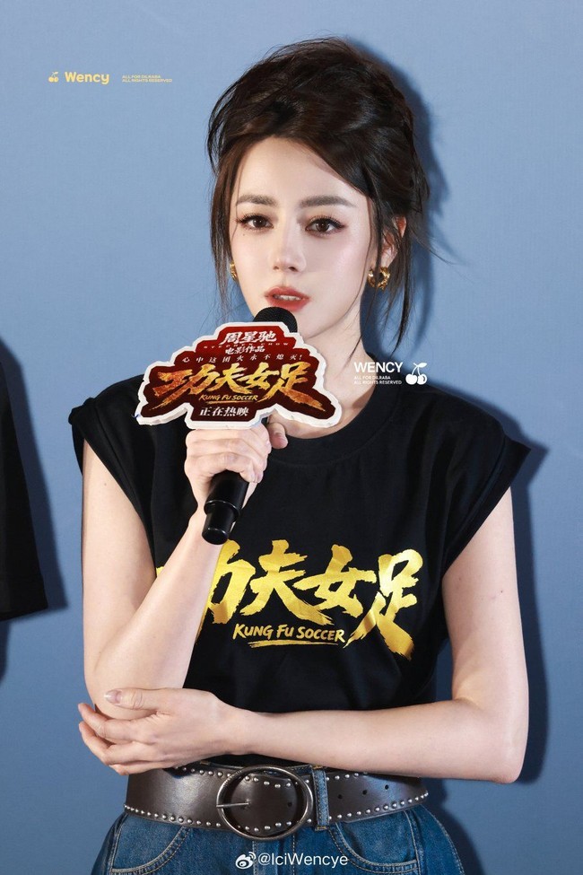 Menjelang penayangannya, beredar rumor Dilraba Dilmurat menaikkan berat badan 8 kg demi membintangi film Kung Fu Soccer. Namun, rumor tersebut dibantah tegas oleh aktris 34 tahun itu saat menghadiri acara konferensi pers. Foto: Weibo