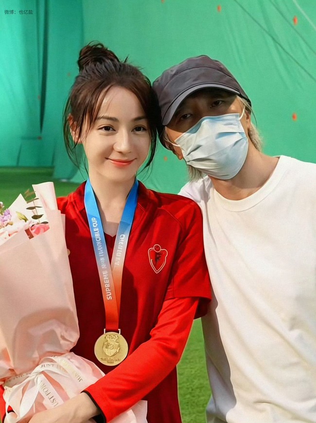 Film Kung Fu Soccer mengikuti keseruan dari perjalanan tim sepak bola wanita Cina, Emei saat berkompetisi dalam turnamen bergengsi. Dilraba Dilmurat menjelma sebagai striker andalan timnya bernama Yu Long. Foto: Weibo