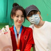 Film Kung Fu Soccer mengikuti keseruan dari perjalanan tim sepak bola wanita Cina, Emei saat berkompetisi dalam turnamen bergengsi. Dilraba Dilmurat menjelma sebagai striker andalan timnya bernama Yu Long. Foto: Weibo