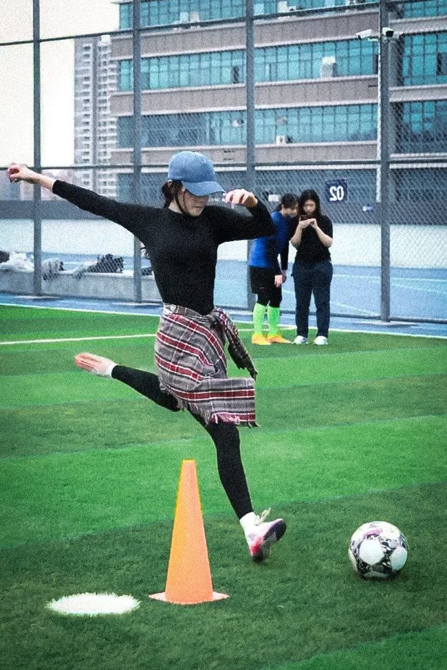 Banyak netizen yang terkesan dengan aksi Dilraba Dilmurat sebagai striker, mencetak gol ke gawang. Sampai-sampai ia dijuluki “Muscle Barbie” setelah penayangan perdana film Kung Fu Soccer di bioskop pada 11 Juli 2026. Foto: Weibo