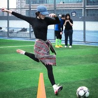 Banyak netizen yang terkesan dengan aksi Dilraba Dilmurat sebagai striker, mencetak gol ke gawang. Sampai-sampai ia dijuluki “Muscle Barbie” setelah penayangan perdana film Kung Fu Soccer di bioskop pada 11 Juli 2026. Foto: Weibo