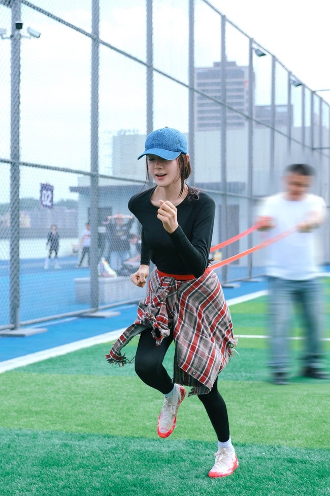Alih-alih menaikkan berat badan, Dilraba Dilmurat mengaku hanya melakukan muscle-building training untuk membentuk massa ototnya. Tak hanya itu, ia juga melakukan tanning agar kulitnya terlihat lebih gelap. Foto: Weibo