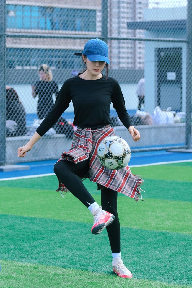 Untuk membintangi Kung Fu Soccer, Dilraba Dilmurat totalitas mempersiapkan fisik dan staminanya. Viral videonya melakukan latihan intens seperti sprint hingga juggling bola. Foto: Weibo