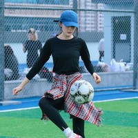 Untuk membintangi Kung Fu Soccer, Dilraba Dilmurat totalitas mempersiapkan fisik dan staminanya. Viral videonya melakukan latihan intens seperti sprint hingga juggling bola. Foto: Weibo