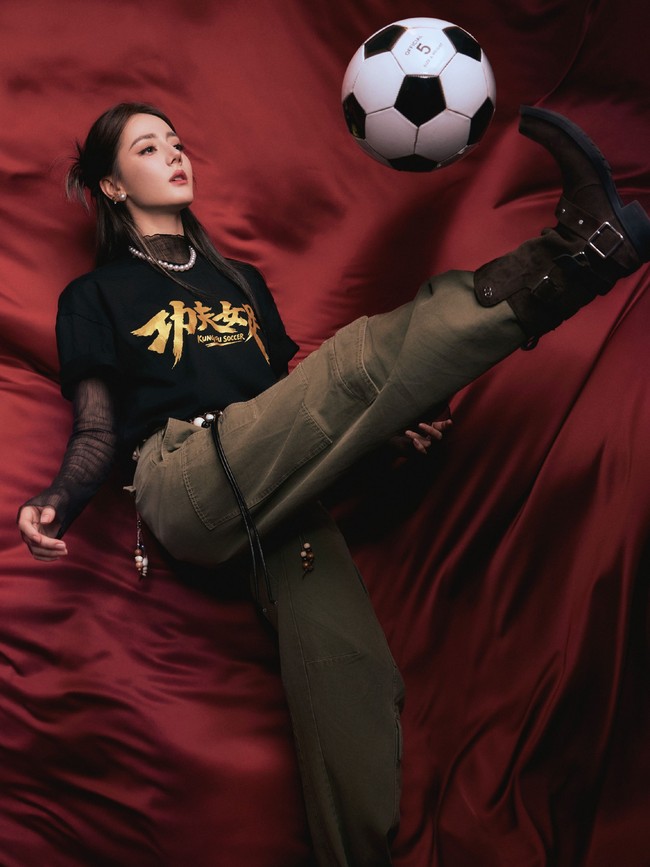 Aktris cantik Dilraba Dilmurat sukses keluar dari zona nyaman. Setelah identik membintangi genre fantasi dan romantis, ia bertransformasi menjadi atlet sepak bola di film Kung Fu Soccer garapan sutradara ternama Stephen Chow. Foto: Weibo