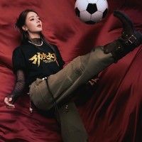 Aktris cantik Dilraba Dilmurat sukses keluar dari zona nyaman. Setelah identik membintangi genre fantasi dan romantis, ia bertransformasi menjadi atlet sepak bola di film Kung Fu Soccer garapan sutradara ternama Stephen Chow. Foto: Weibo