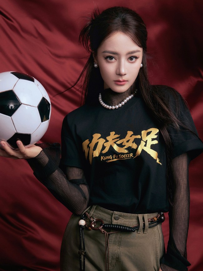 Selain Dilraba Dilmurat, ada sederet bintang papan atas yang mencuri perhatian dalam jajaran pemain film Kung Fu Soccer. Termasuk aktor Chungmuro Korea Song Kang Ho, personel EXO Lay Zhang, anggota timnas sepakbola wanita Cina Zhao Lina, sampai aktor Jepang Satoh Takeru. Foto: Weibo