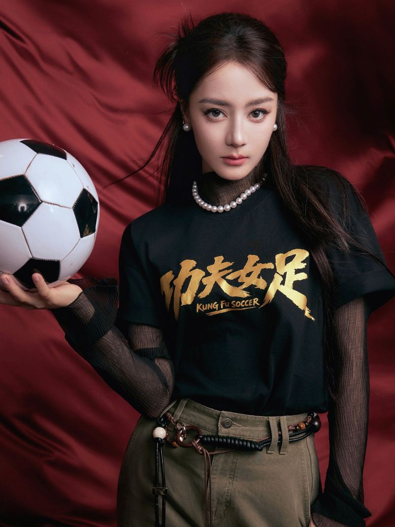 Dilraba Dilmurat bertransformasi menjadi atlet sepak bola dalam film Kung Fu Soccer.