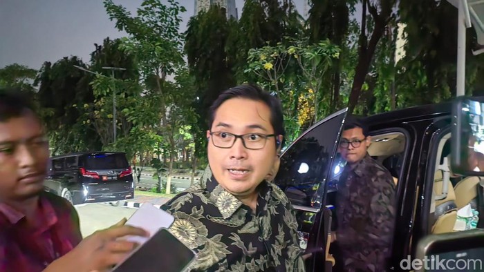 Dirjen Stabilitas dan Pengembangan Sektor Keuangan Herman Saheruddin memberikan keterangan kepada awak media, Senin (13/7/2026).