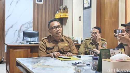 Mediasi antara mantan peserta dan pemilik LPK Analisa Bali College di Kantor Disnaker Buleleng, Senin (13/7/2026)