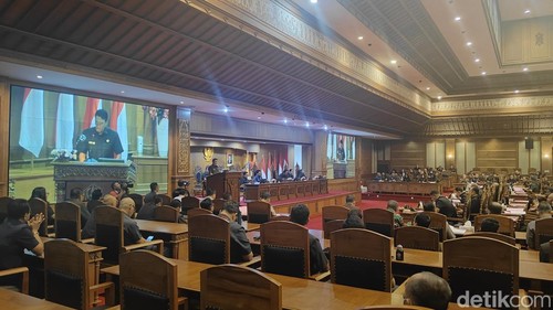 Anggota Fraksi Golkar DPRD Badung, Made Suparta saat membacakan PU fraksi di sidang paripurna DPRD Badung, Senin (13/7/2026). (Agus Eka/detikBali)