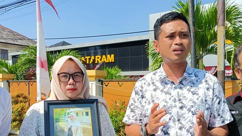 Eny Widyawati, ibu mahasiswi Unram Nadya Dwi Ramadhany yang dibunuh di kos Mataram, memberikan keterangan pers bersama kuasa hukumnya, Lalu Anton Hariawan, seusai datangi Polresta Mataram, Senin (13/7/2026). (Foto: Abdurrasyid Efendi/detikBali)