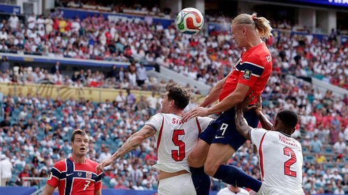 MIAMI, UNITED STATES - JULY 11: (L-R) John Stones of England, Erling Haaland of Norway, Ezri Konsa of England  during the  World Cup match between Norway  v England  at the Miami Stadium on July 11, 2026 in Miami United States (Photo by Marcel Bonte/Soccrates/Getty Images)