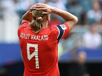 Sepatu Pink, Kunciran Haaland, dan Pesta Identitas di Piala Dunia