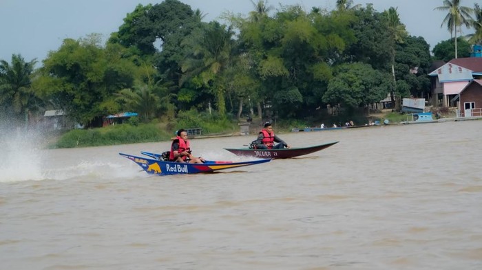 Even Boat Racing