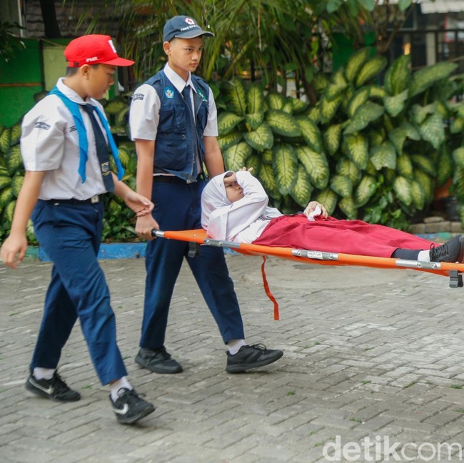 Fenomena Hari Pertama Sekolah: Siswa Mengantuk, Lemas, hingga Harus Ditandu