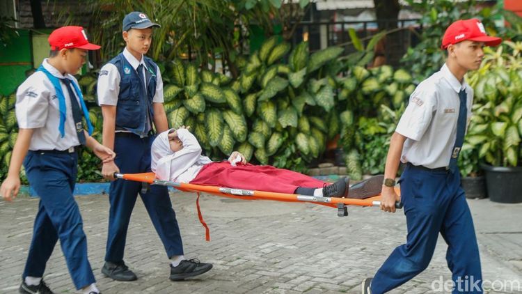 Fenomena Hari Pertama Sekolah: Siswa Mengantuk, Lemas, hingga Harus Ditandu