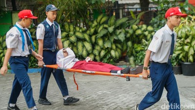 Fenomena Hari Pertama Sekolah: Siswa Mengantuk, Lemas, hingga Harus Ditandu