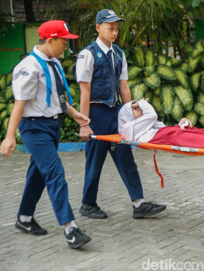 Fenomena Hari Pertama Sekolah: Siswa Mengantuk, Lemas, hingga Harus Ditandu